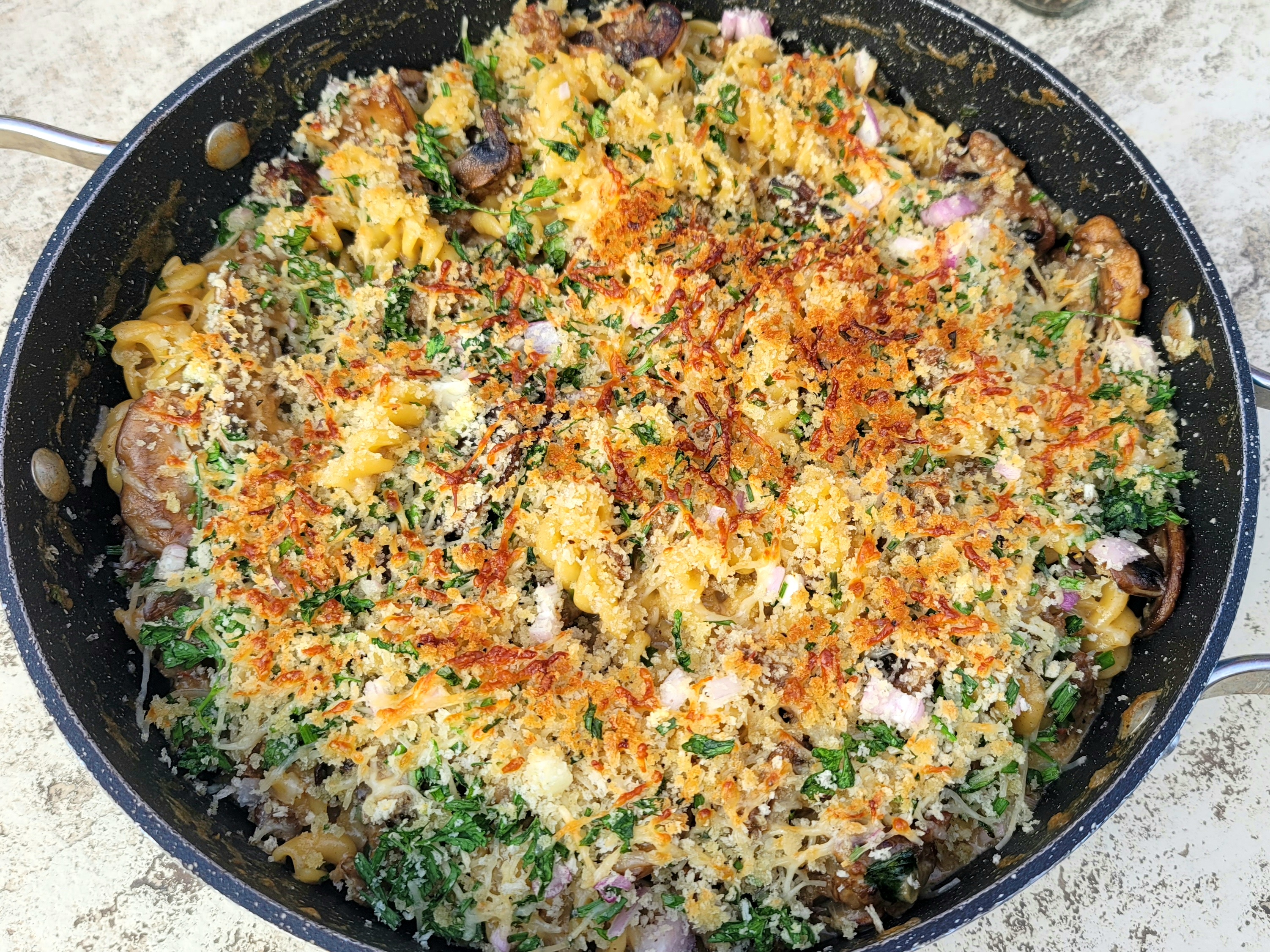 Сытная запеканка с колбасками и грибами в сливочном соусе