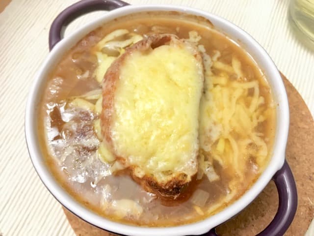 Französische Zwiebelsuppe – Ein gemütlicher Klassiker mit allem Komfort! preparation step 3