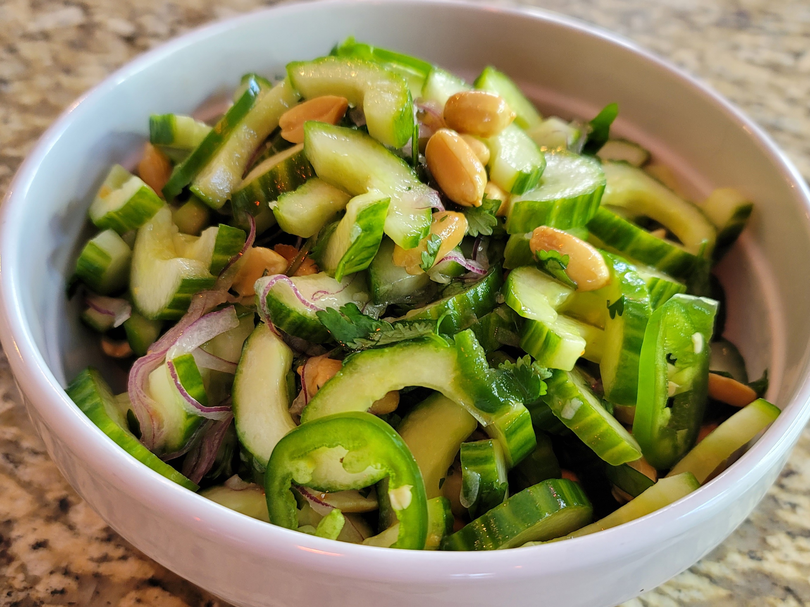 Thailändischer Gurken-Erdnuss-Salat
