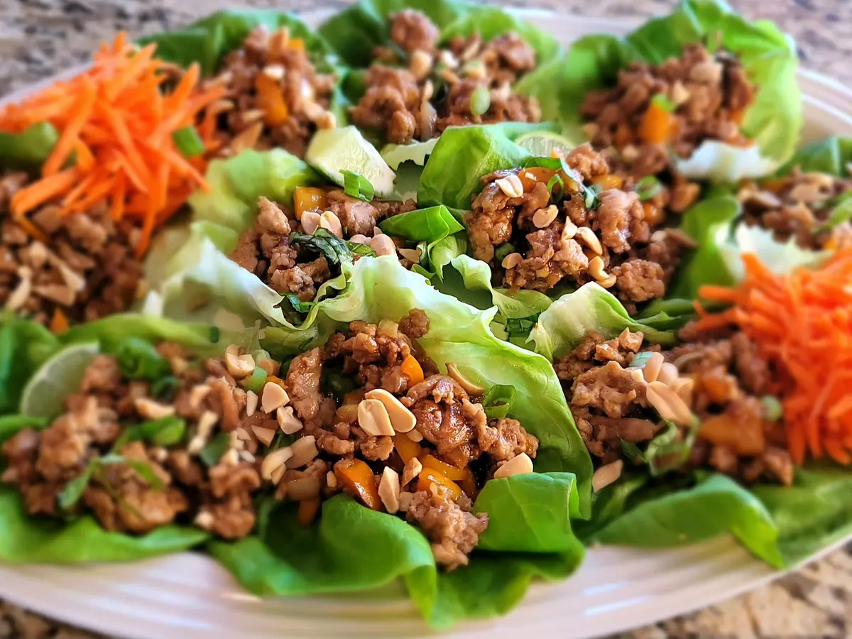 Flavorful Chicken Lettuce Cups: A Quick and Healthy Dinner Delight 🥬