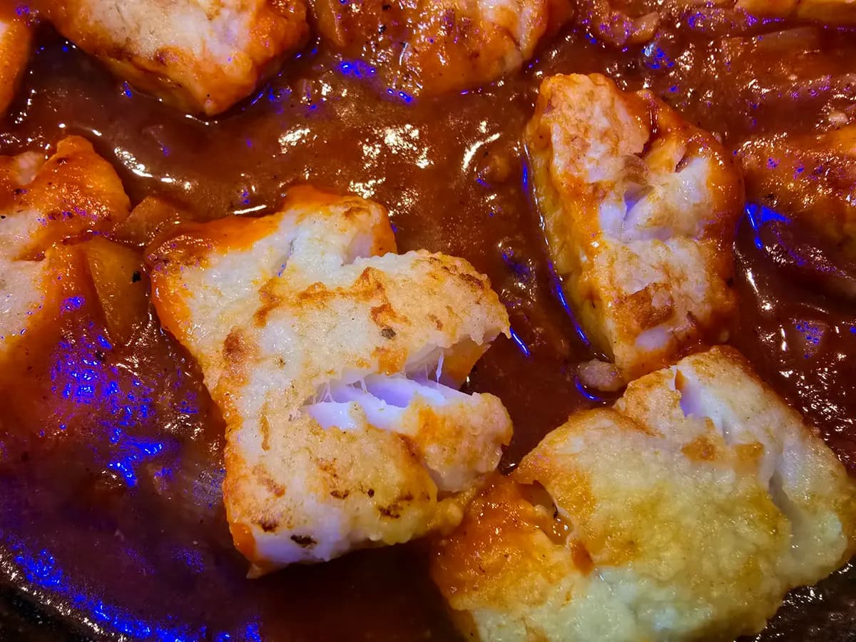 Kalter russischer Fisch in Tomatensoße (Klassisches Sowjetisches Gericht)