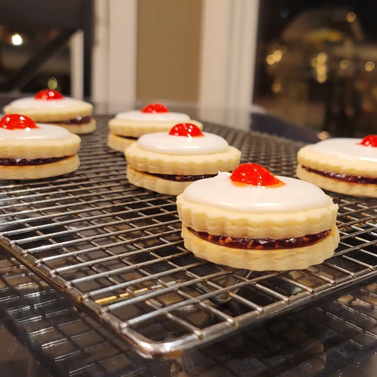 Empire cookie, ou comme on dit à Winnipeg – Imperial Cookie – Élégant biscuit sandwich sablé à la confiture de framboises
