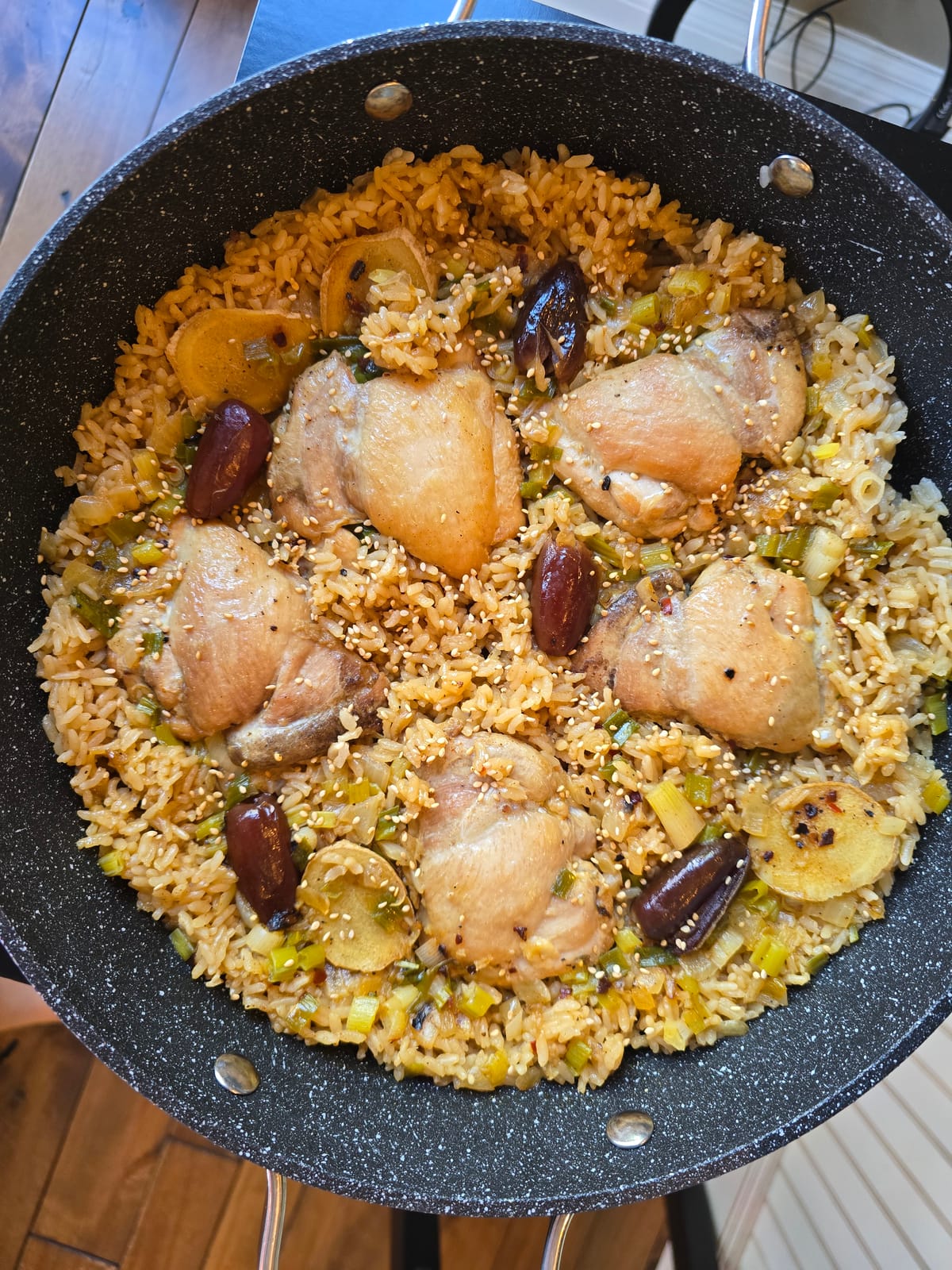 One-pot chicken and rice with golden chicken thighs, fluffy jasmine rice, and aromatic garlic and ginger in a white dish