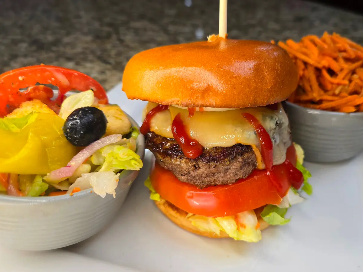 Hamburger Perfettamente Scottati e Finiti in Forno: Un Pasto Magnifico e Facile in 20 Minuti