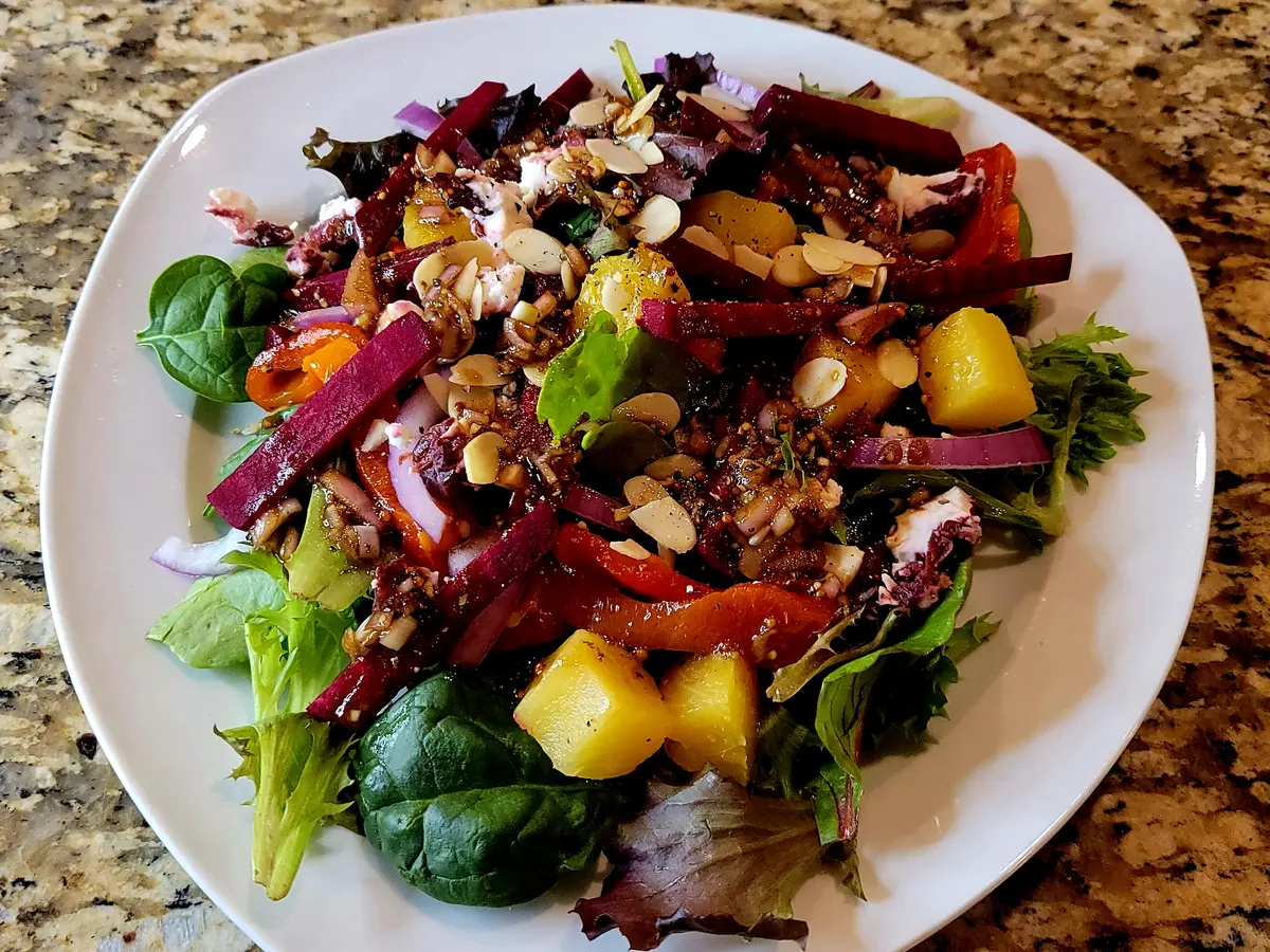 Salade d'ananas, de betteraves et de fromage de chèvre