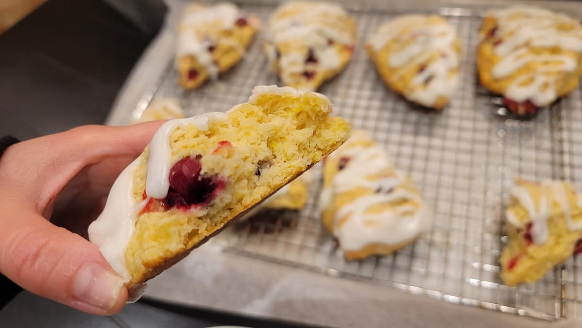 नींबू क्रैनबेरी स्कोन्स – हल्के, परतदार, और लाजवाब स्वाद से भरपूर! 🍋🍊 preparation step 1