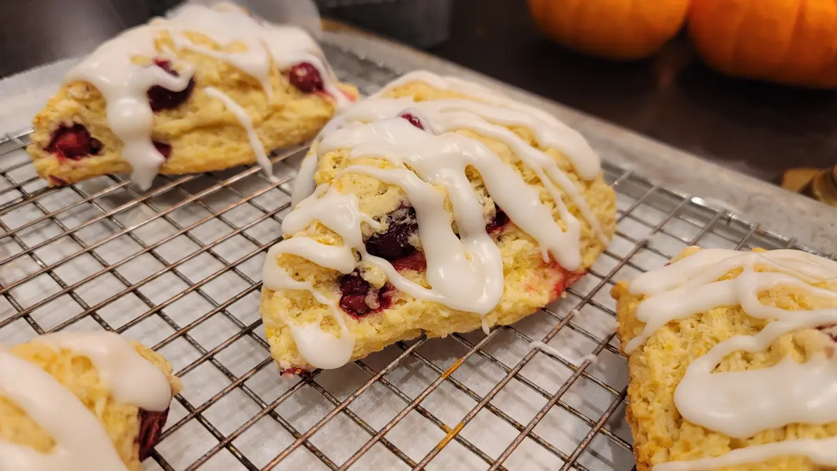 Zitronen-Cranberry-Scones – Leicht, Flockig und Voller Geschmack! 🍋🍊