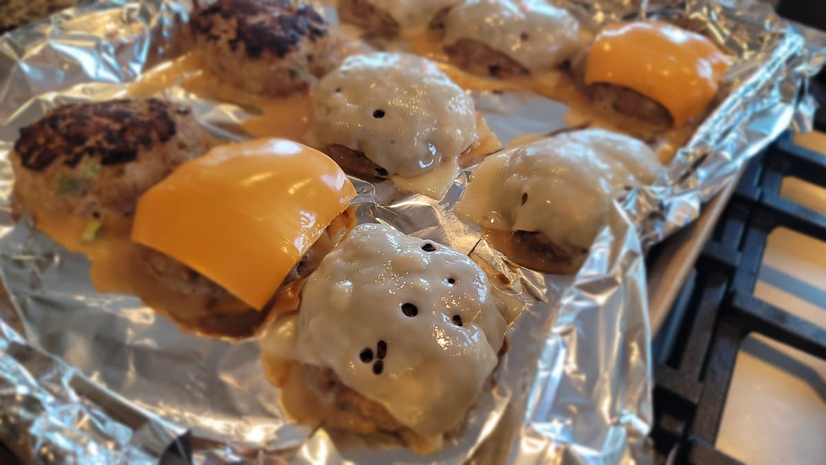 रसीले टर्की बर्गर एक ख़ास ट्विस्ट के साथ 🍔✨… और एक सीक्रेट इंग्रेडिएंट