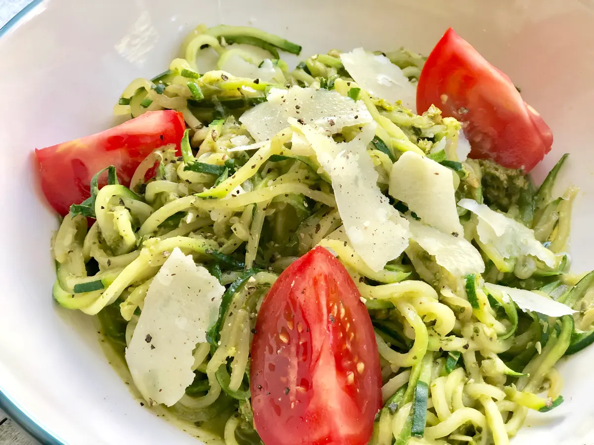 Zucchine a Spaghetti (Zoodles) con Pesto di Rucola 🌱