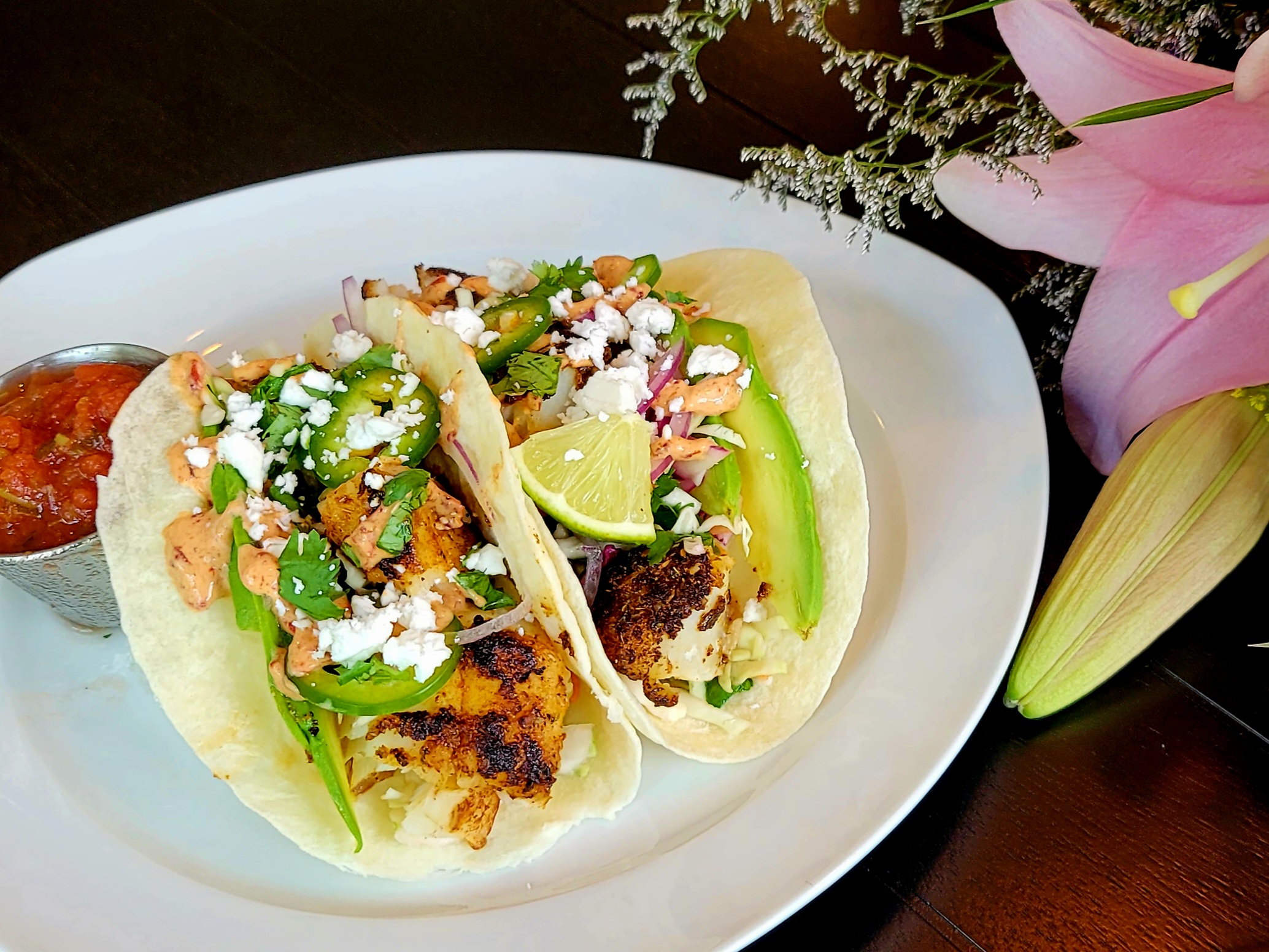Tacos di Pesce Baja Affumicati con Insalata di Cavolo Rosso al Coriandolo, Salsa Chipotle Cremosa e Salsa Verde 🌮