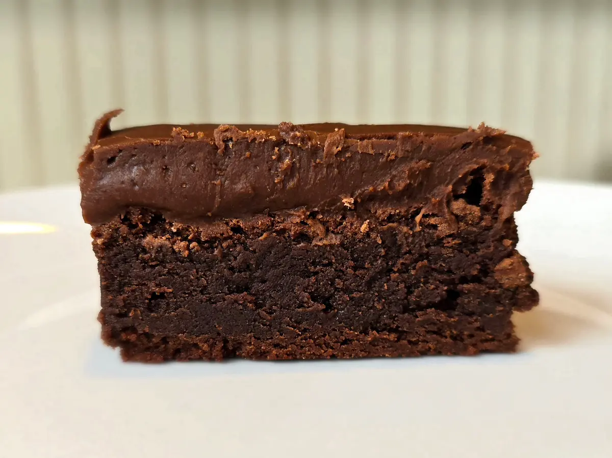 Bánh Brownie Kiểu Tiệm Bánh Cổ Điển