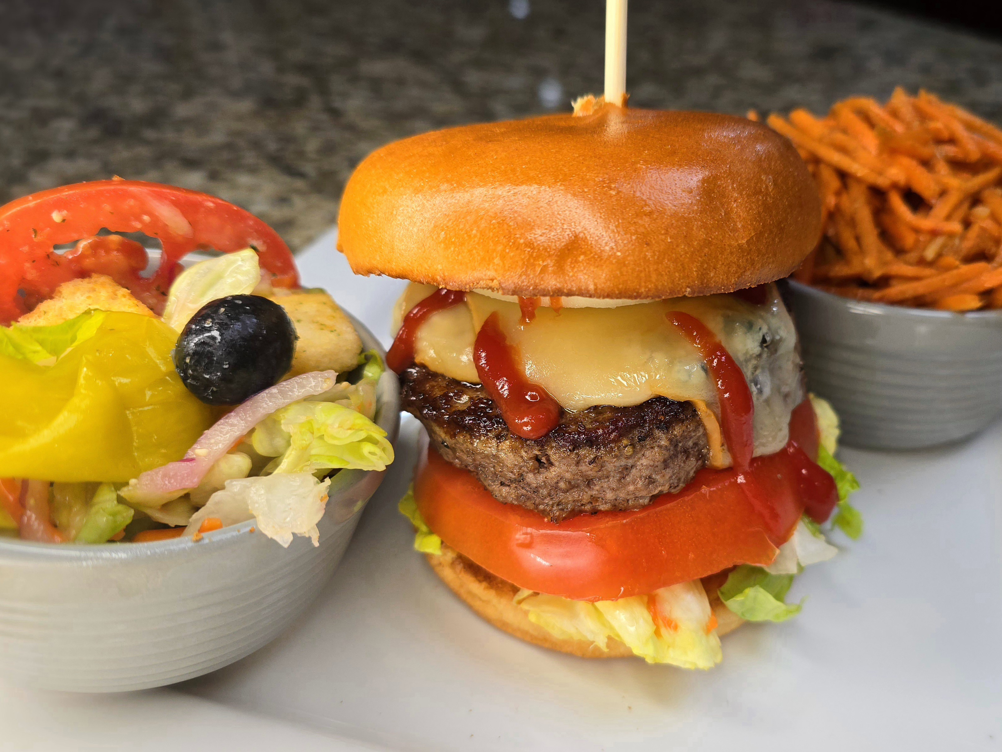 Идеально обжаренные бургеры, доведённые в духовке: роскошный ужин за 20 минут