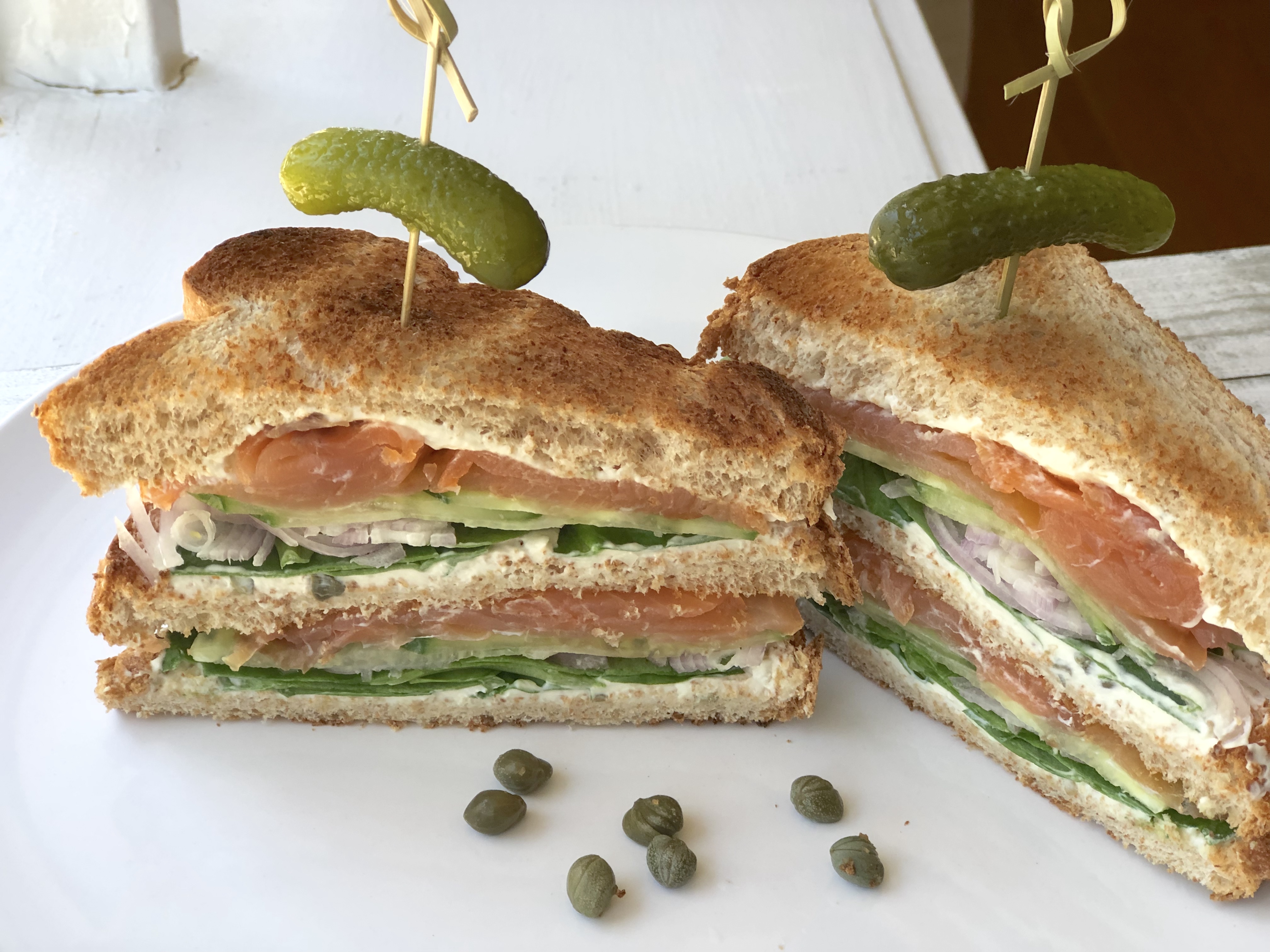 훈제 연어 샌드위치 🥪✨