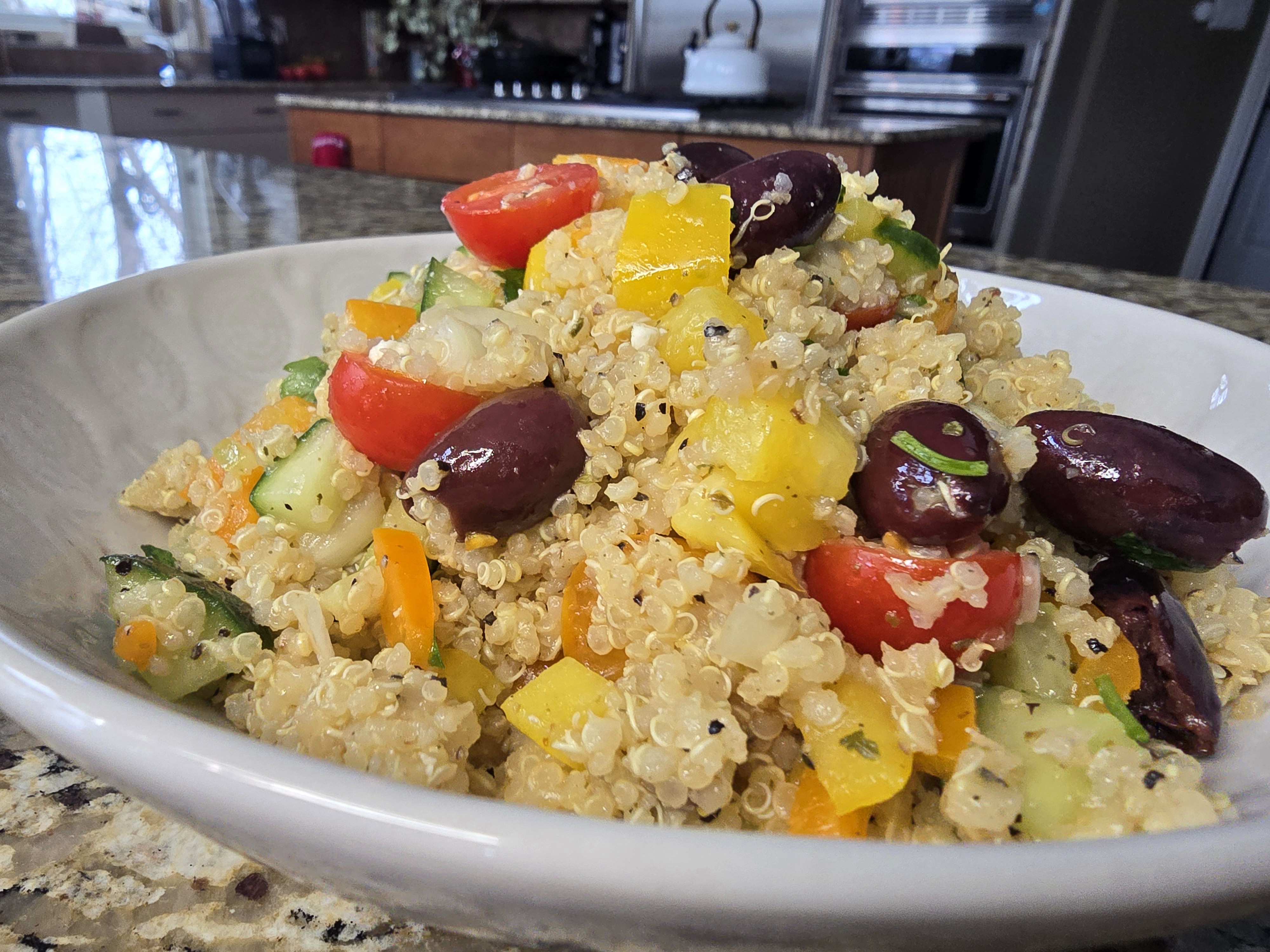 完美希腊藜麦沙拉:清爽、鲜味十足、营养均衡