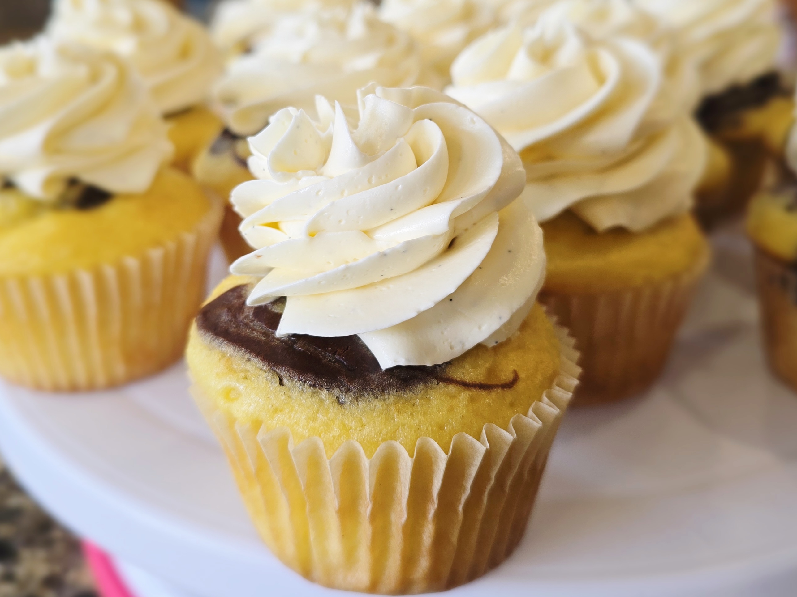 كريمة المرينغ السويسري بالشوكولاتة البيضاء: أنعم كريمة تزيين ستجربها في حياتك