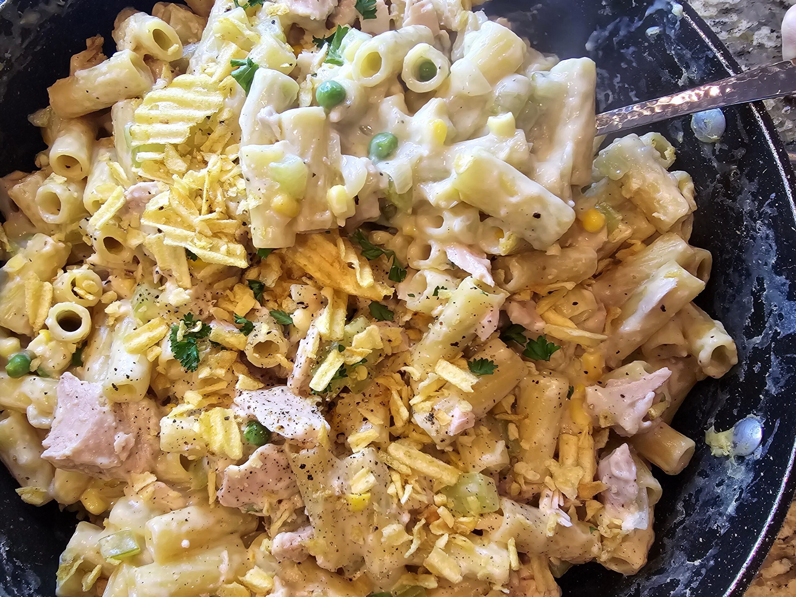 Amazing Stovetop Tuna Casserole with Crunchy Potato Chips on Top 🐟🥔✨